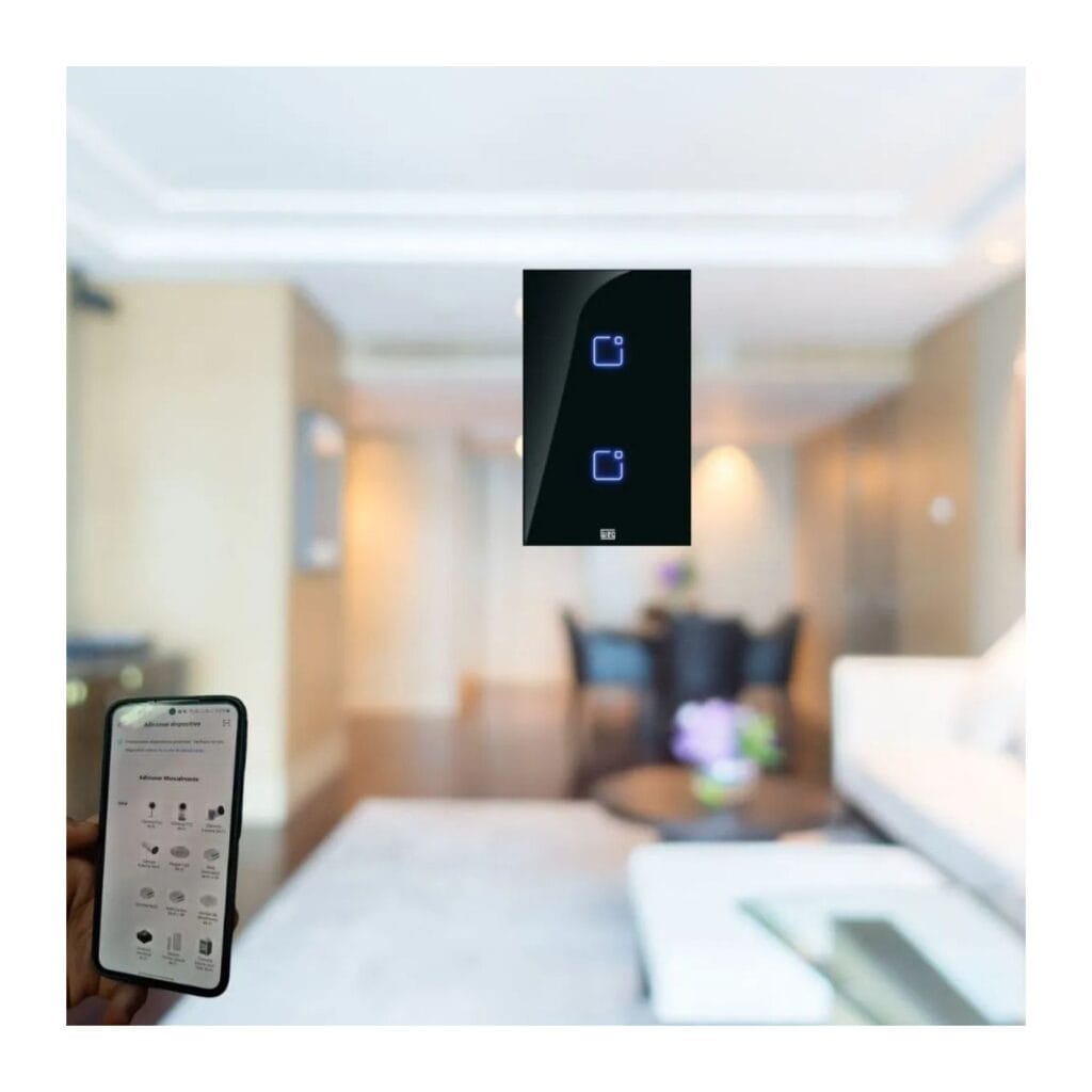 WEG Home instalado em uma residência moderna integrando iluminação inteligente ao ambiente.