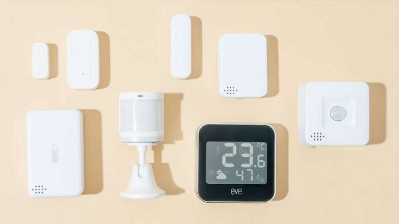sensores inteligentes instalados em uma casa moderna, incluindo sensores de movimento, abertura de portas, presença, temperatura e vazamento.