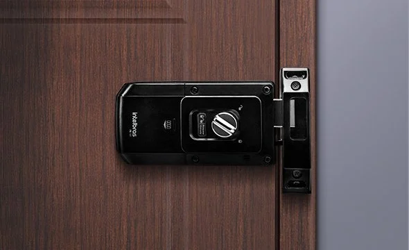 Não tem certeza se trancou a porta?
A FR 101 possui sensor programável que realiza o travamento automático da porta assim que ela é fechada