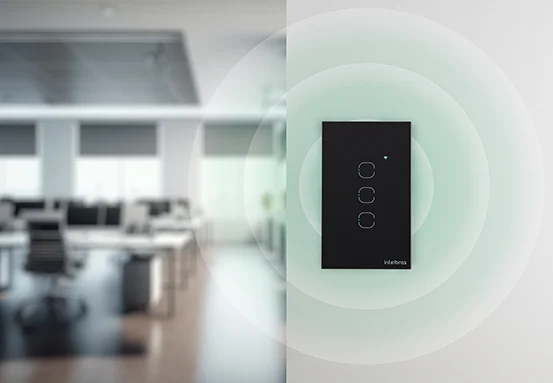 Interruptores inteligentes instalados em uma casa moderna, mostrando diferentes modelos touch, Zigbee e Wi-Fi integrados a uma Smart Home.