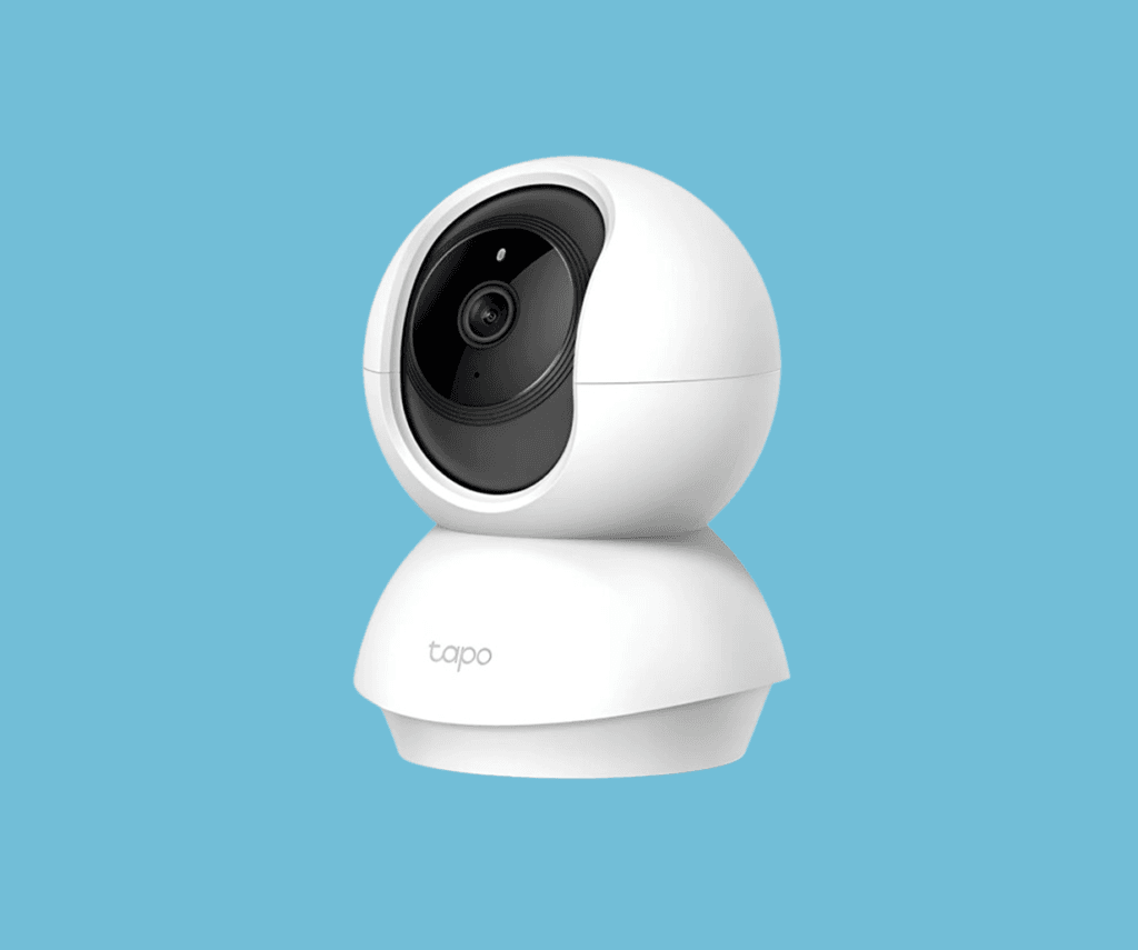 TP-Link Tapo C200 instalada em um quarto ou sala residencial.