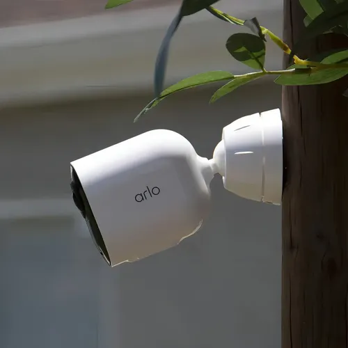 Arlo Pro 5S 2K instalada na entrada de uma residência moderna.