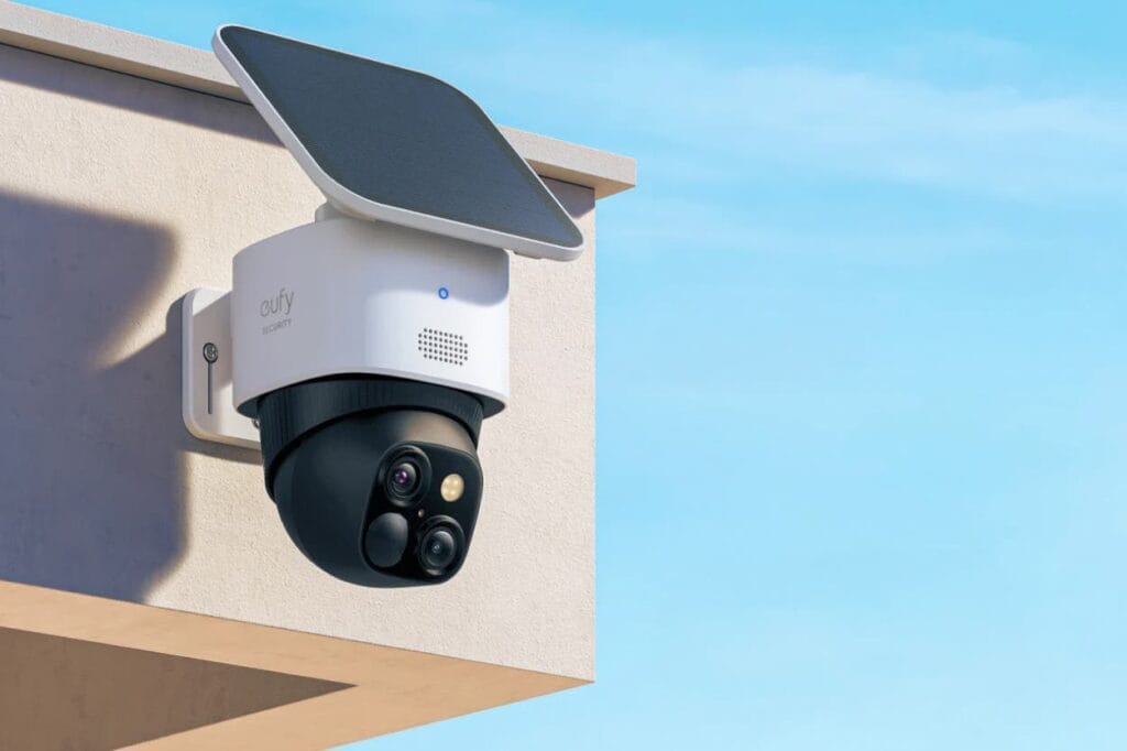 Eufy SoloCam S340 instalada em uma área externa residencial.