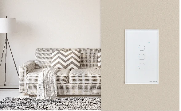 Intelbras EWS 1003 instalado em uma parede residencial controlando a iluminação de um ambiente moderno