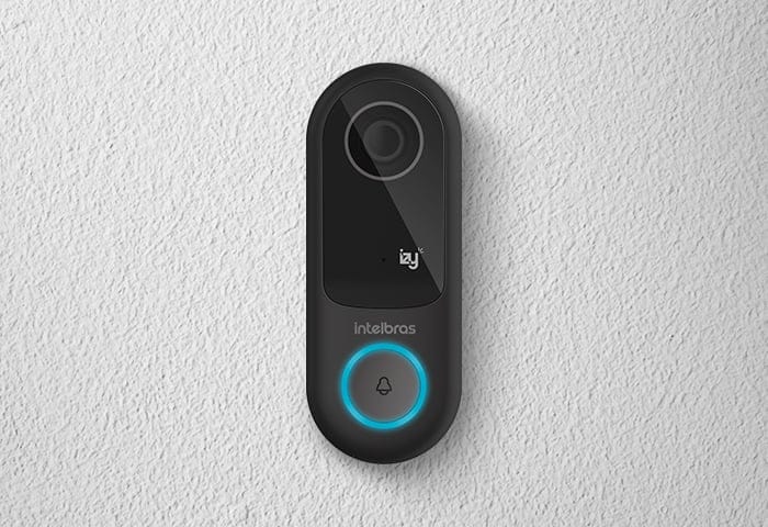 Intelbras Smart IVW 3000+ instalado em uma residência moderna.