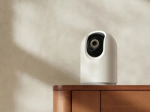Xiaomi Smart Camera C500 Pro instalada em uma sala moderna monitorando o ambiente.