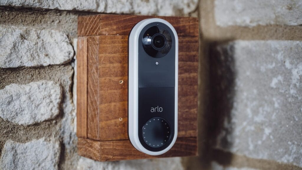Arlo Essential Video Doorbell instalada em uma entrada residencial.