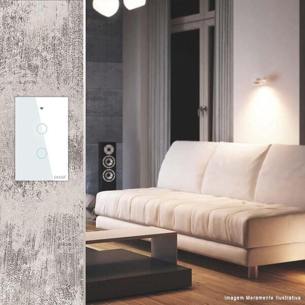 Ekaza Touch instalado em uma parede moderna com painel sensível ao toque.