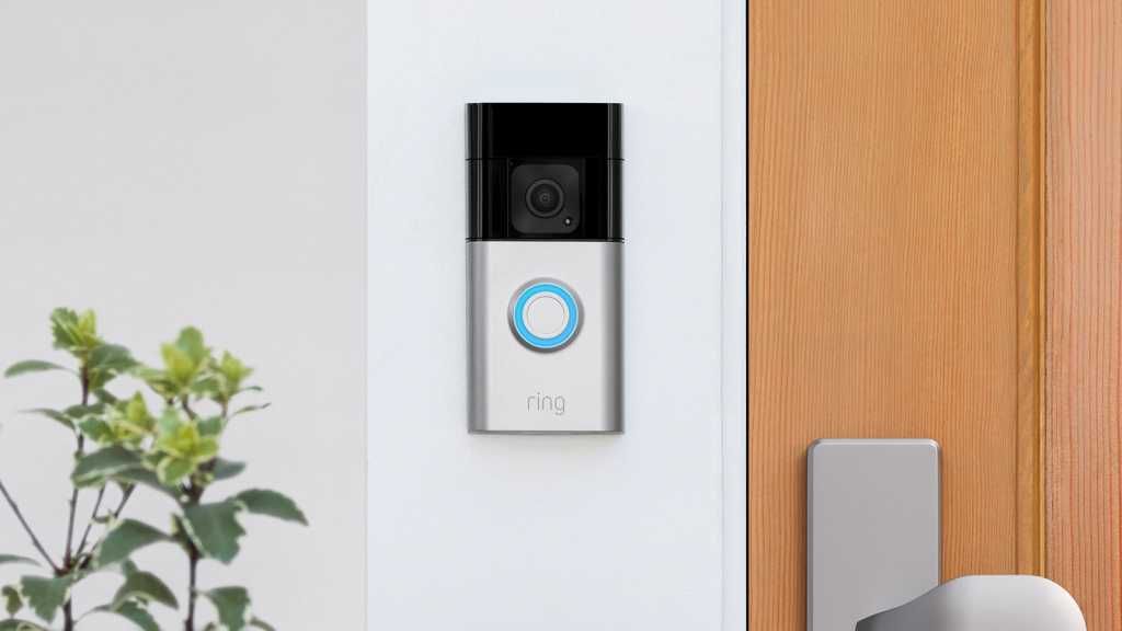 Ring Video Doorbell Pro 2 instalada na entrada de uma casa moderna com visão completa head-to-toe e detecção de movimento ativa