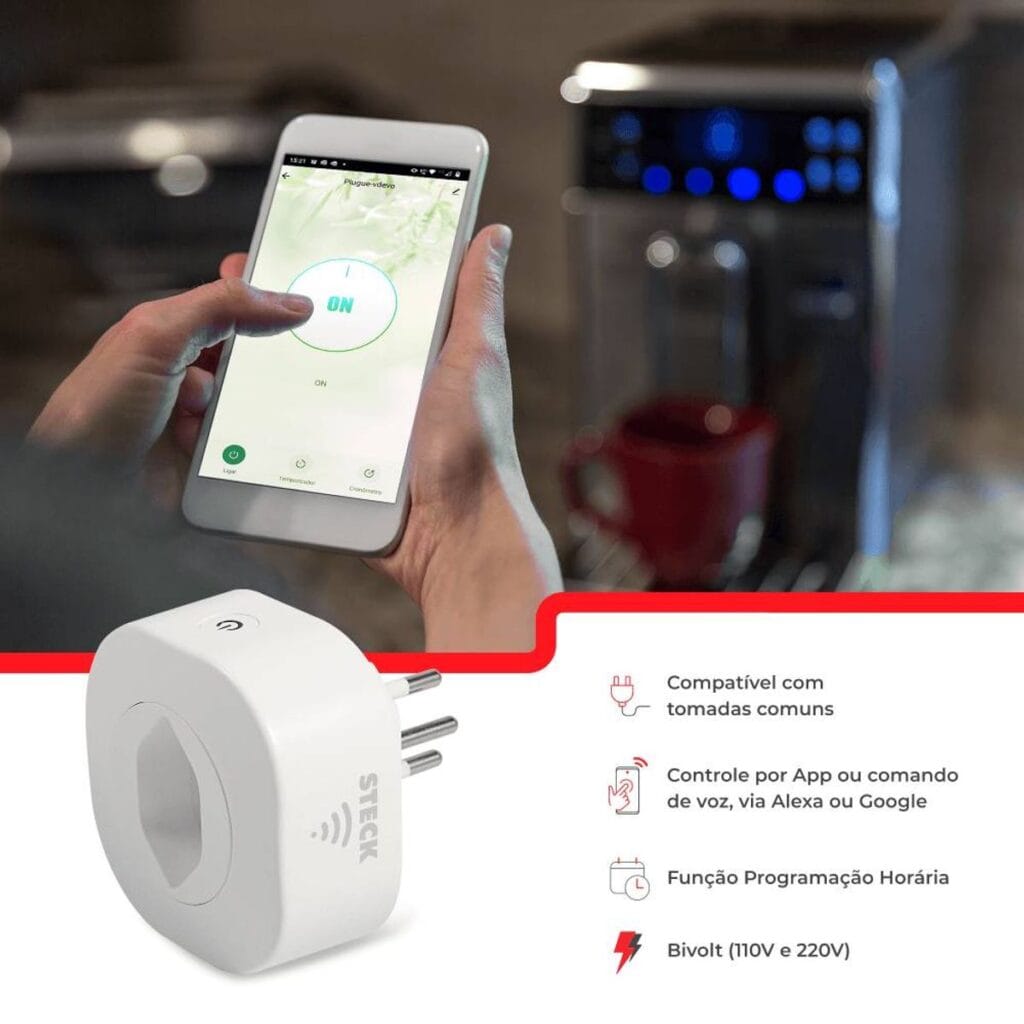 Steck Smarteck instalada em uma tomada residencial controlando um eletrodoméstico.
