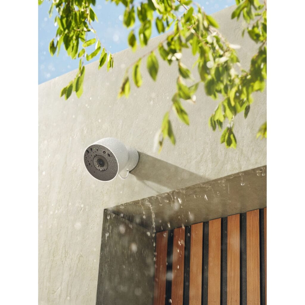 Google Nest Cam instalada monitorando a entrada de uma residência.