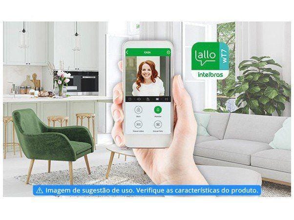 Usuário atendendo uma chamada pelo aplicativo Allo Plus enquanto está fora de casa.