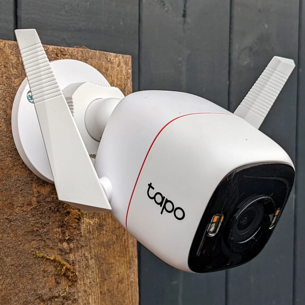 TP-Link Tapo C320WS instalada na parede externa de uma residência.