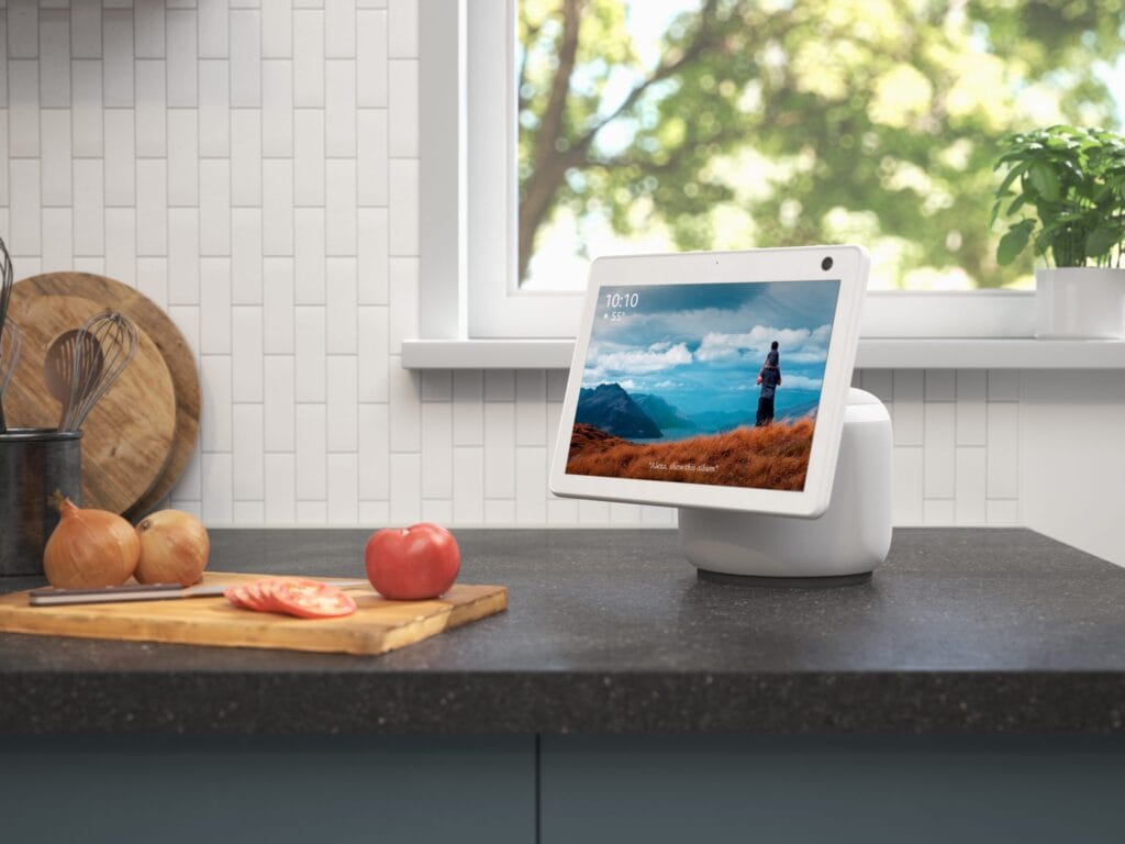 Echo Show 10 com Alexa e tela giratória inteligente para casa conectada.