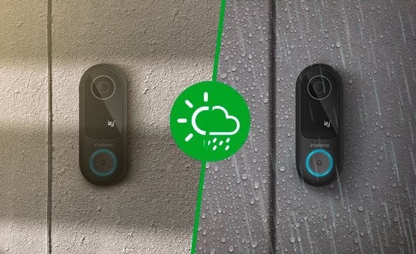 Tipo: Intelbras Smart IVW 3000+ instalado na entrada de uma residência moderna, destacando a unidade externa.