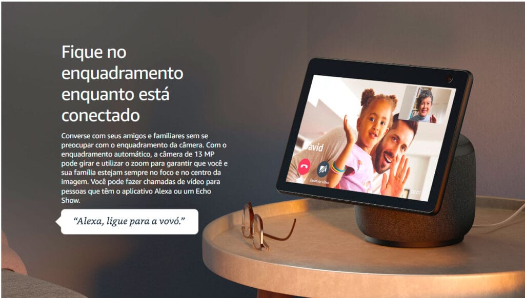Echo Show 10 acompanhando uma chamada de vídeo enquanto o usuário se movimenta pela sala.