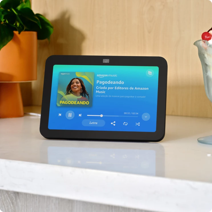 Echo Show 8 (3ª Geração) mostrando uma receita na cozinha ou uma chamada de vídeo.