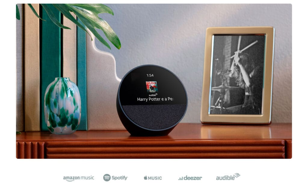 Echo Spot 2024 com Alexa funcionando como relógio inteligente para quarto.