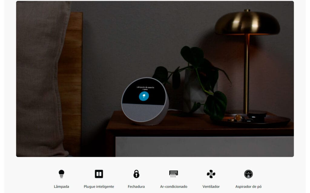 Echo Spot (2024) em um quarto exibindo o relógio enquanto controla uma lâmpada inteligente por voz