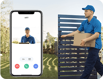 Morador atendendo um visitante pelo monitor enquanto recebe a mesma chamada no smartphone.
