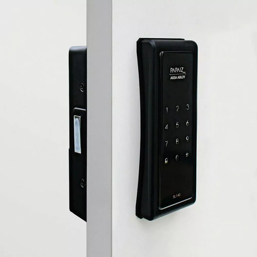 Papaiz SL140 instalada em uma porta residencial mostrando a tela touchscreen e o design vertical.
