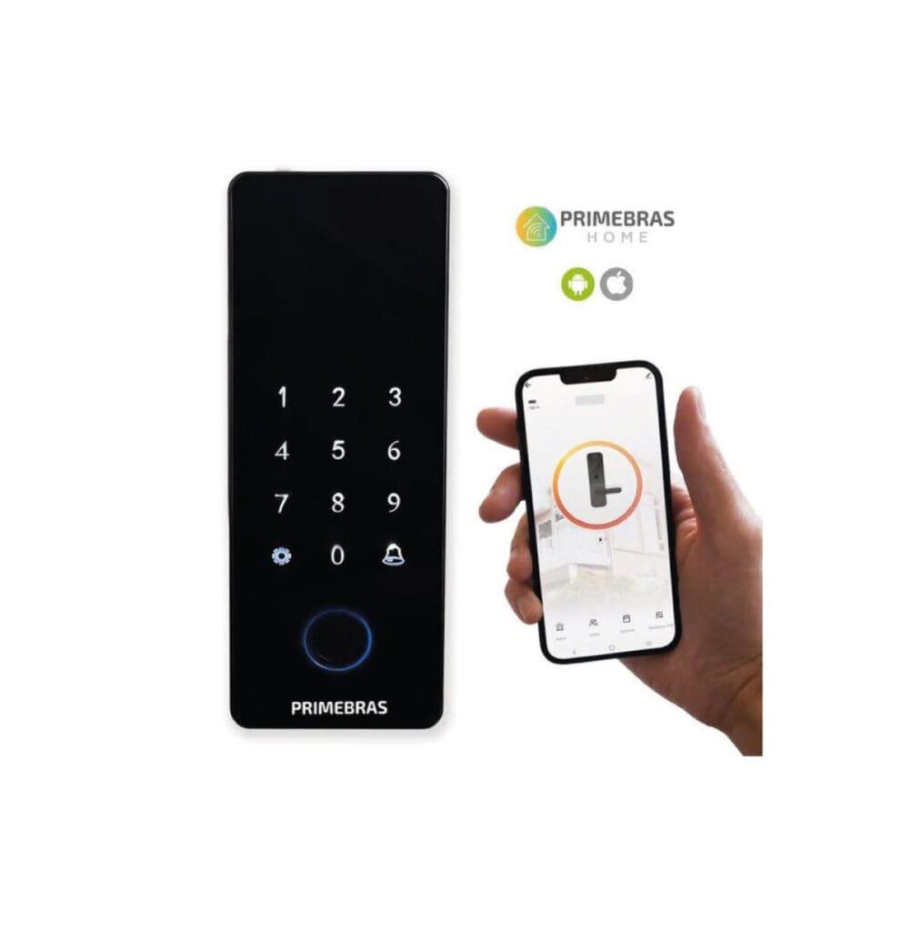 Primebras Athenas Digital instalada em uma porta residencial mostrando o teclado, leitor biométrico e aplicativo.