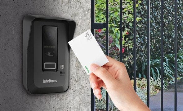  Intelbras Allo WT7 Lite instalado na entrada de uma casa moderna, mostrando o módulo externo e o monitor interno.